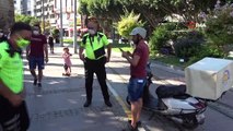 Tramvay yolu ve kaldırımı kestirme yol seçen motosiklet sürücülerini polis affetmedi