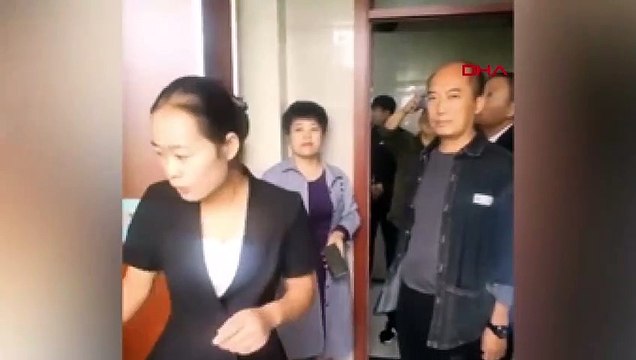 Temizlik görevlisi, iyi temizlik yaptığını göstermek için tuvaletten su içti