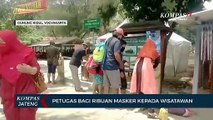 Petugas Bagi Ribuan Masker Kepada Wisatawan di Gunungkidul