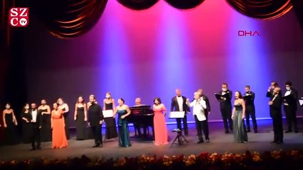 Sahnede maskeli konser