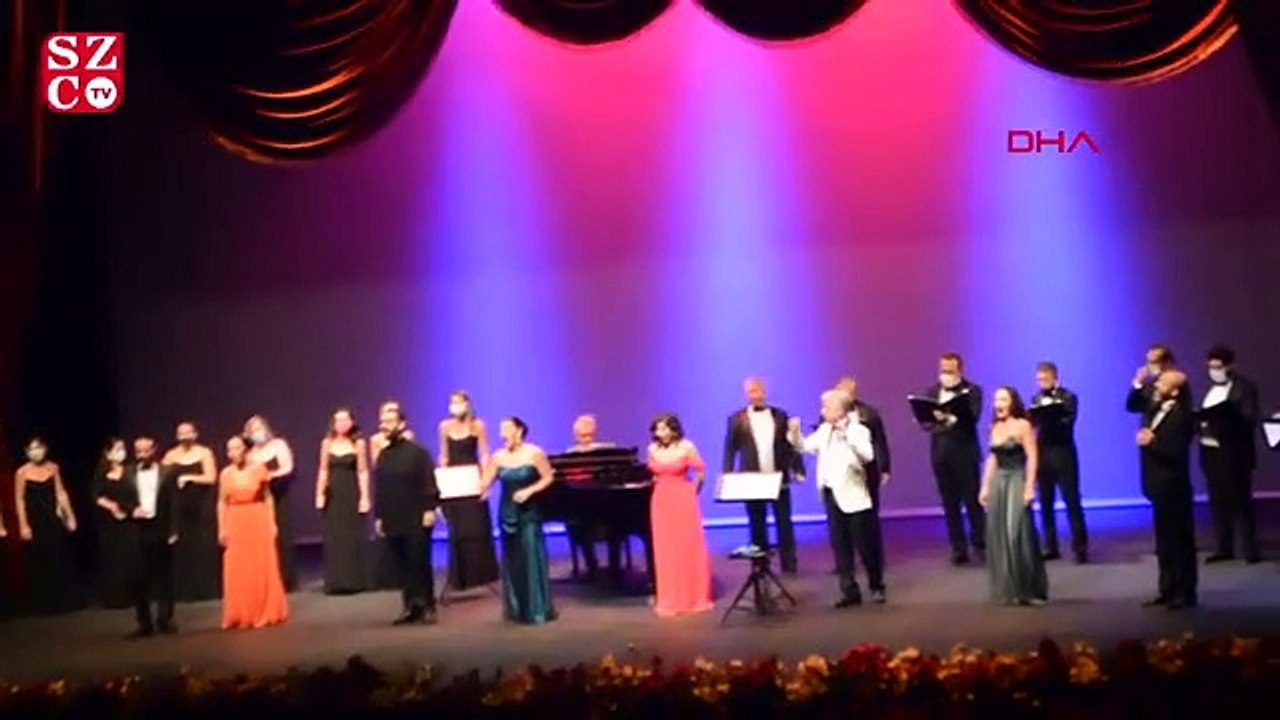Sahnede maskeli konser