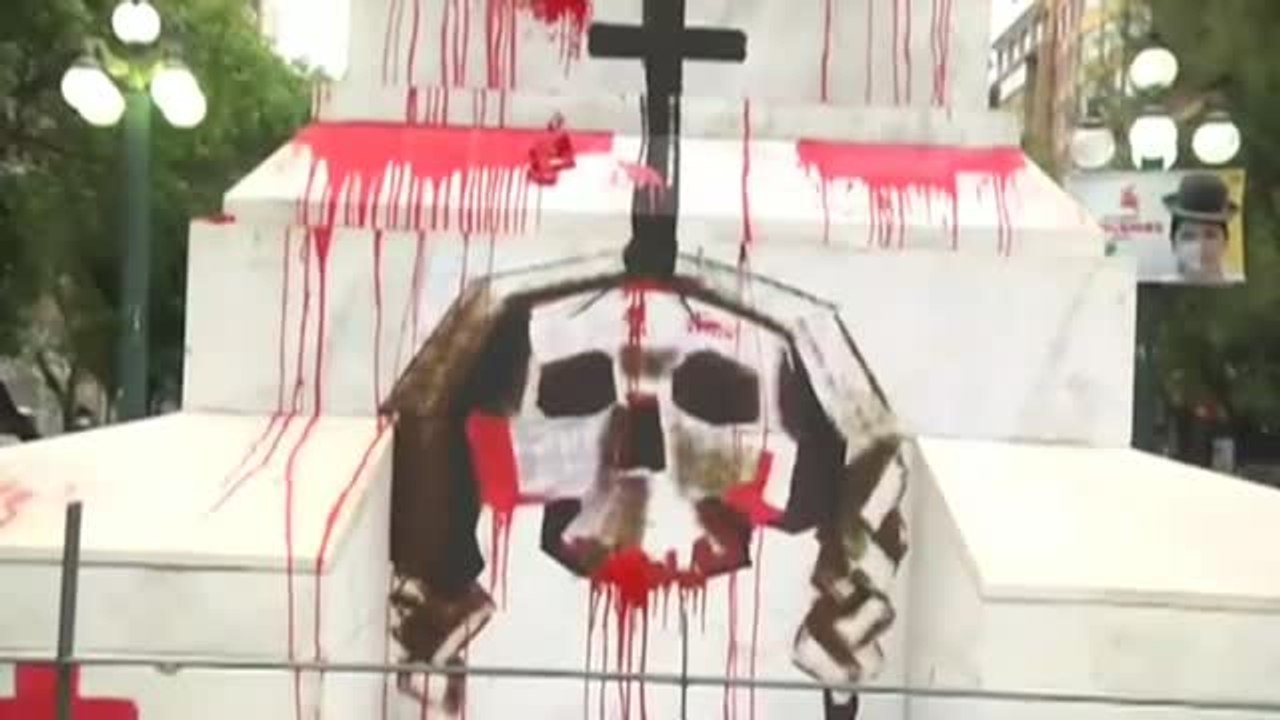 Pintadas y disfraces para las Isabel la Católica y Cristóbal Colón en Bolivia