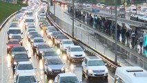 İstanbullular 1 saatin 45 dakikasını trafikte kaybediyor