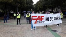 Concentración de trabajadores de Trenasa contra cierre de fábrica de Castejón