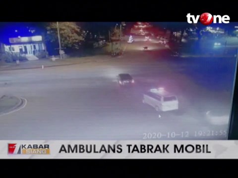 Ambulans Bawa Jenazah Tabrak Mobil Pribadi