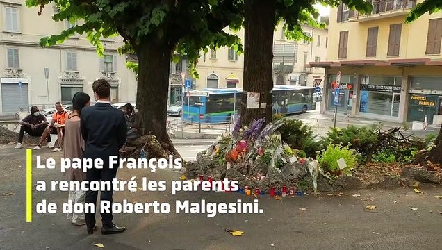 Le pape François rencontre les parents du père Roberto Malgesini, poignardé à mort par un sans abri