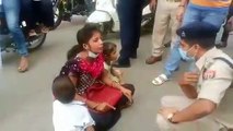 दहेज उत्पीड़न,पति से परेशान महिला SSP ऑफिस के सामने बच्चों के साथ धरने पर बैठी