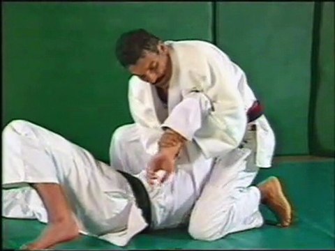 Gracie Jiu-Jitsu Intermediate Vol 3 - Offense And Defense From The Cross Mount Position