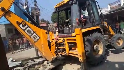 बिना नोटिस दिए गिरा दी गरीब की दुकान
