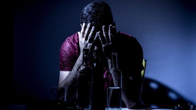 Sahte içkinin ilk belirtisi görme bulanıklığı; 15 mililitresi bile öldürüyor