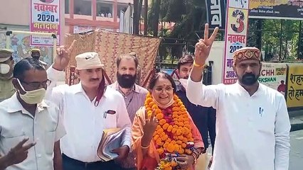 कांग्रेस प्रत्याशी आरती बाजपेयी ने किया नामांकन