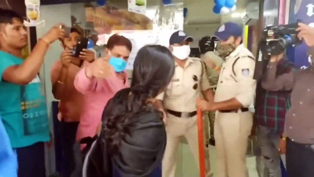 दो बच्चों के बाप ने महिला को अनाथ बताकर की शादी, सच सामने आने पर महिला ने की पति की दुकान में तोड़फोड़