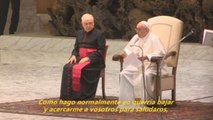 El papa no saluda a los fieles para evitar contagios y les pide disculpas