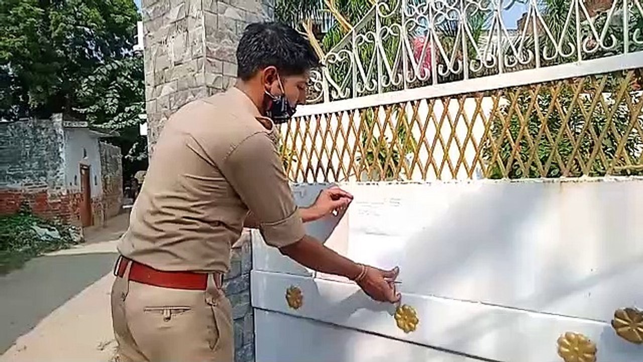 उन्नाव में अपराधियों के खिलाफ अभियान, कुर्की का नोटिस चस्पा