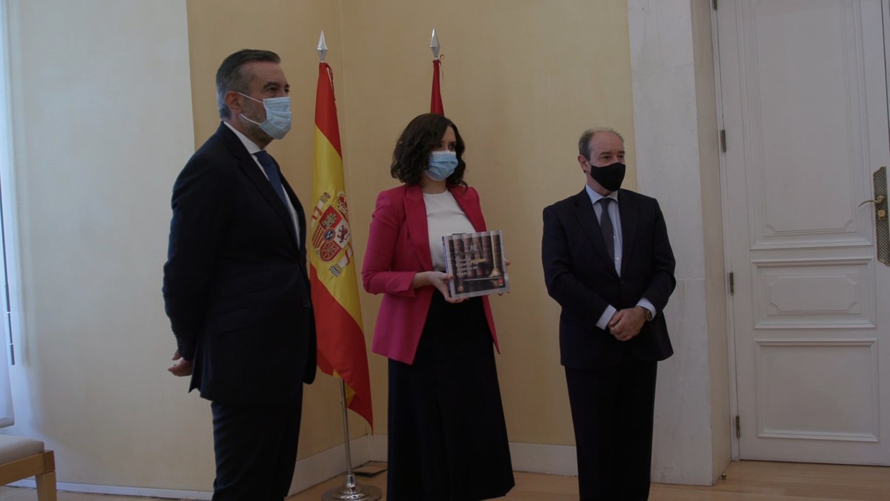 Ayuso recibe la Memoria de Actividades y Funcionamiento del TSJM