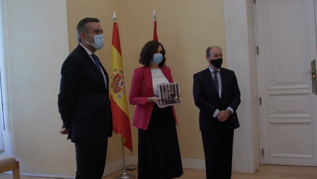 Ayuso recibe la Memoria de Actividades y Funcionamiento del TSJM