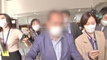 '옵티머스 로비 의혹' 前 금감원 국장, '특혜 대출 알선' 재판 출석 / YTN