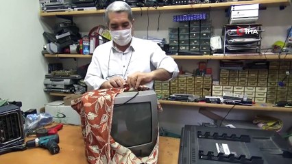 Teröristler tarafından bürosu bombalanan muhtar, televizyon tamiri yapılan dükkanda hizmet veriyor