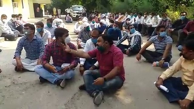 मुख्य विकास अधिकारी को लेकर धरने पर बैठे ग्राम प्रधान और ग्राम विकास अधिकारी