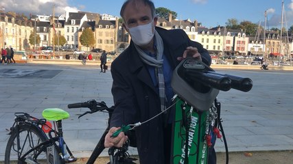 Une station de réparation de vélos en libre-service