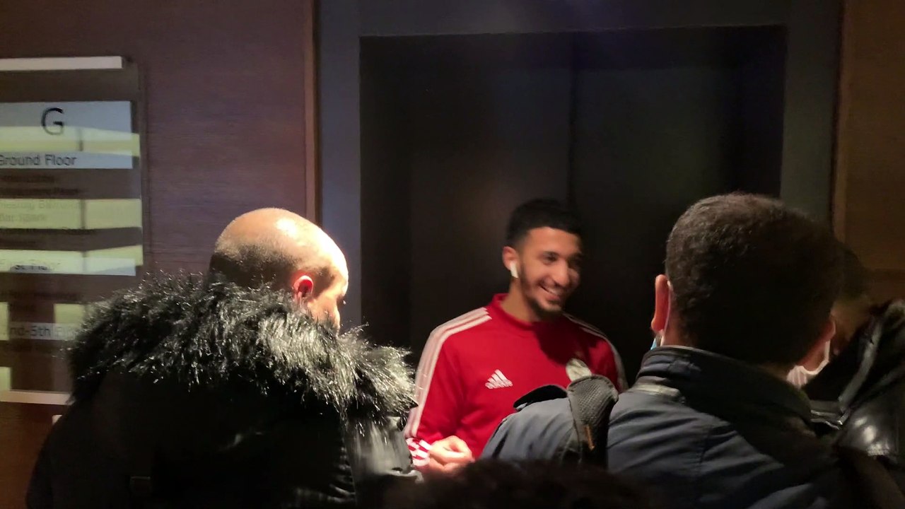 Benrahma éclate de rire avec les supporters qui réclament son survêtement