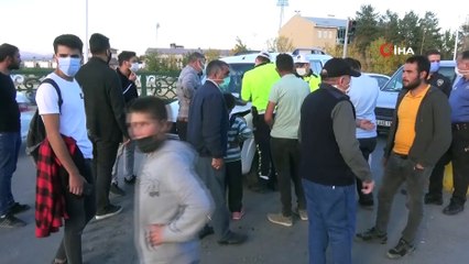 Ağrı'da kaza yapan traktör yolun ortasına devrildi