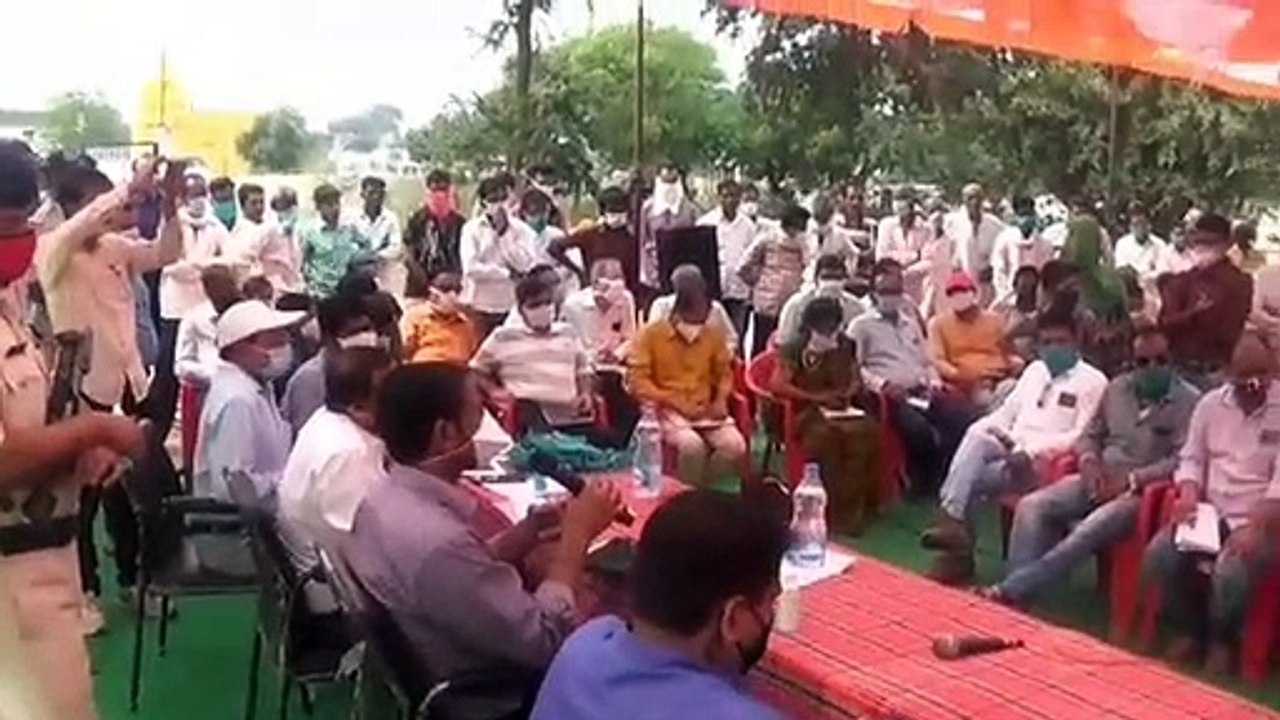 लाइनमेंन ग्रामीणों से अवैध रुपये लेना पड़ा महंगा...
