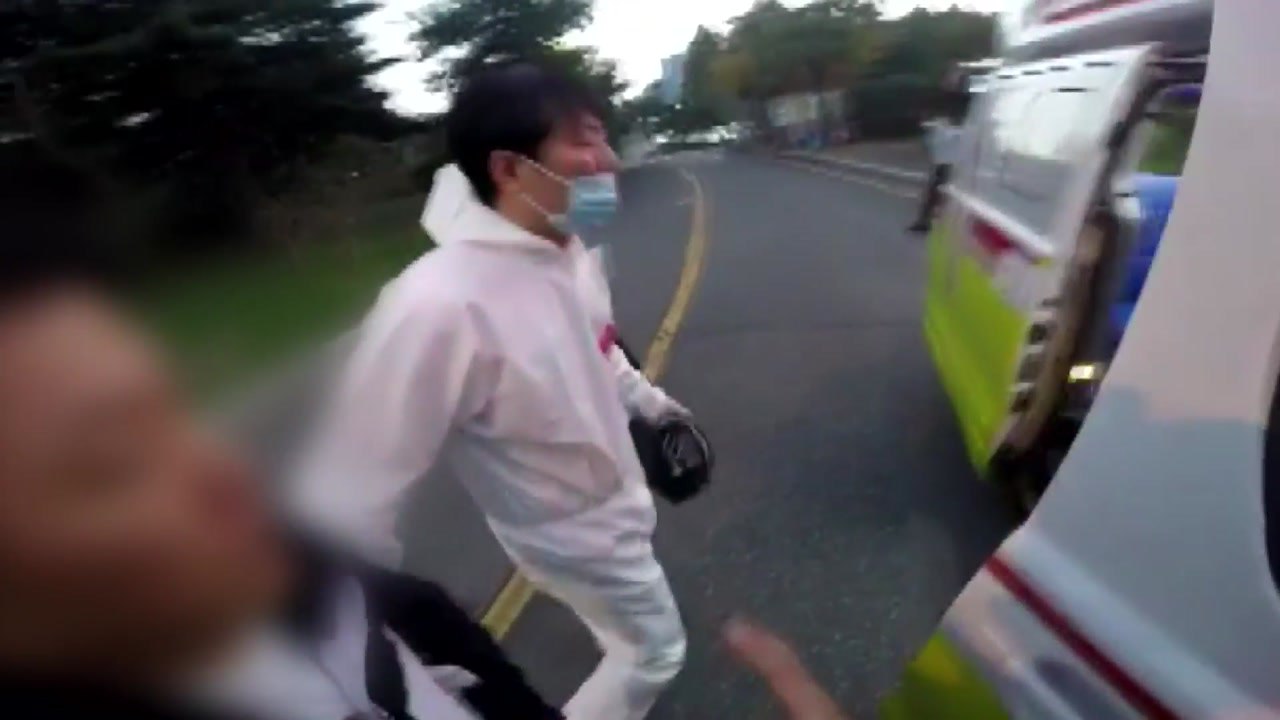 "심장 멈출 것 같다" 산 정상서 신고...40대 남성, 헬기로 구조 / YTN