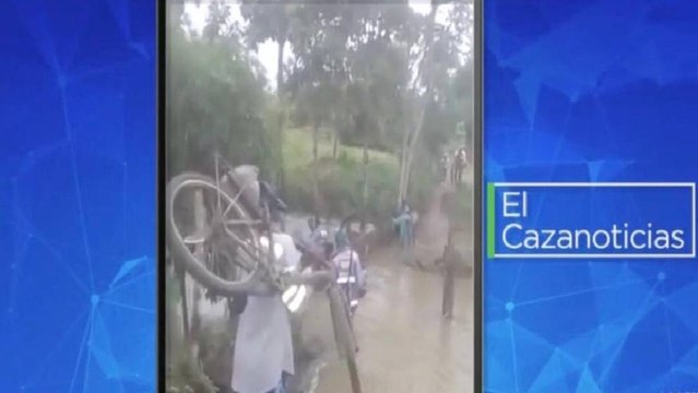 El Cazanoticias: Habitantes de Lorica quedan atrapados por fuerte inundación en el camino