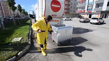 Çöp konteynerleri özel araçla dezenfekte ediliyor