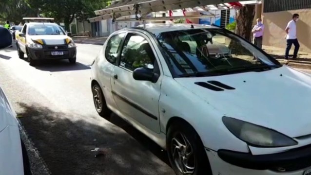 Durante perseguição, condutor foge por várias ruas, bate no carro da Transitar e abandona automóvel