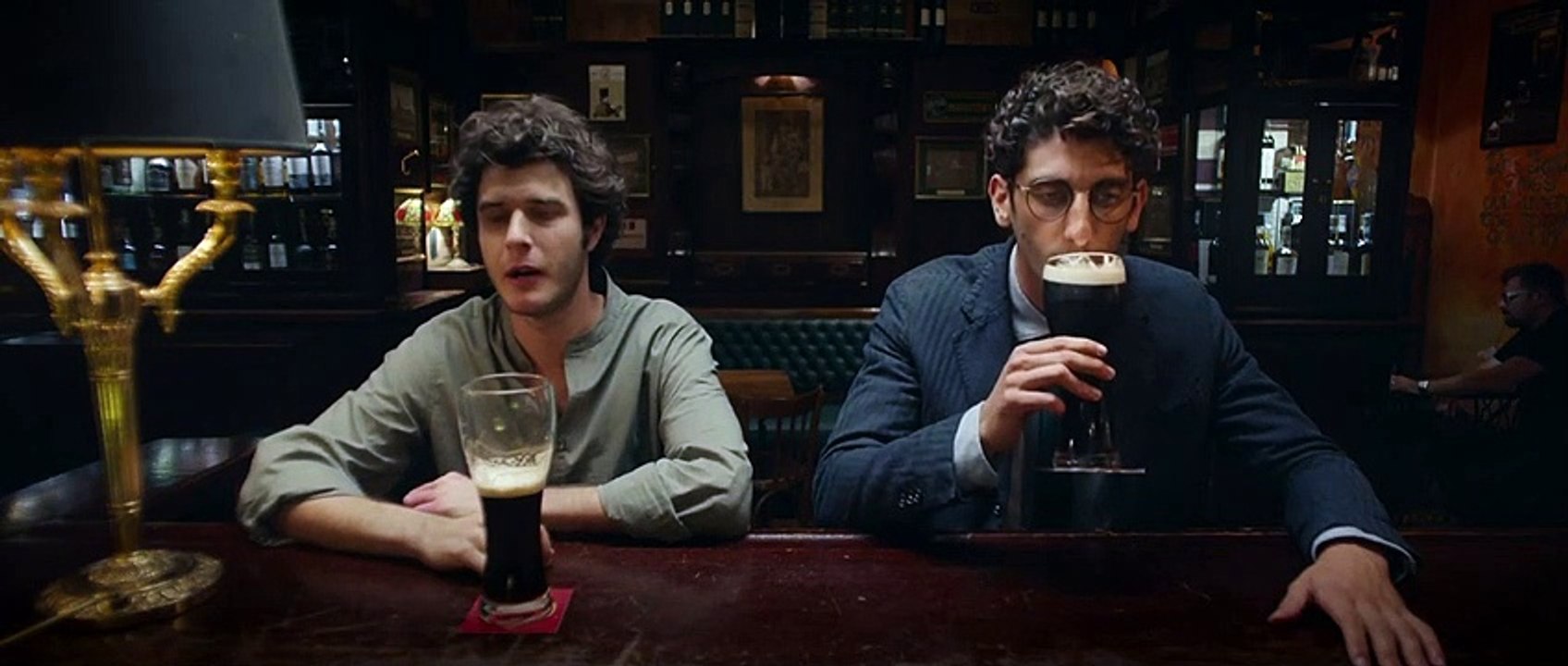 I PREDATORI Film Clip - Filosofia al pub