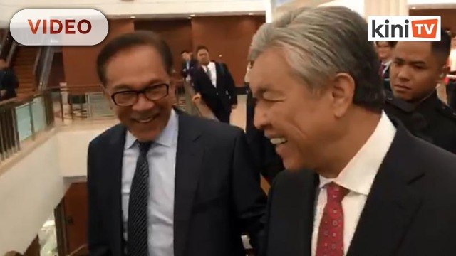 Zahid's signed letter stating 30 Umno MPs support Anwar, claims Khalid Samad