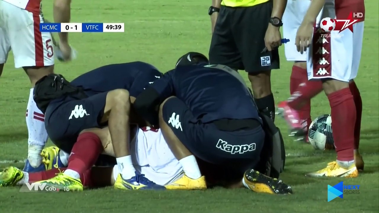 Lâm Ti Phông trật khớp tay, nhập viện cấp cứu ở đại chiến CLB TP. HCM - Viettel - NEXT SPORTS