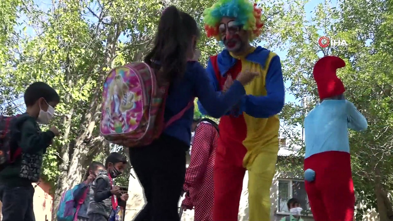 Köy köy gezen öğretmen ve ekibi, öğrencilerin yüzünü güldürüyor