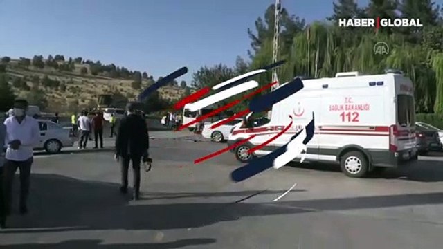 Şanlıurfa'da işçi servisi ile otomobil çarpıştı: 15 yaralı