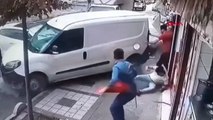 Bağcılar'da kaldırımdaki gençlerin ölümden döndüğü anlar kamerada