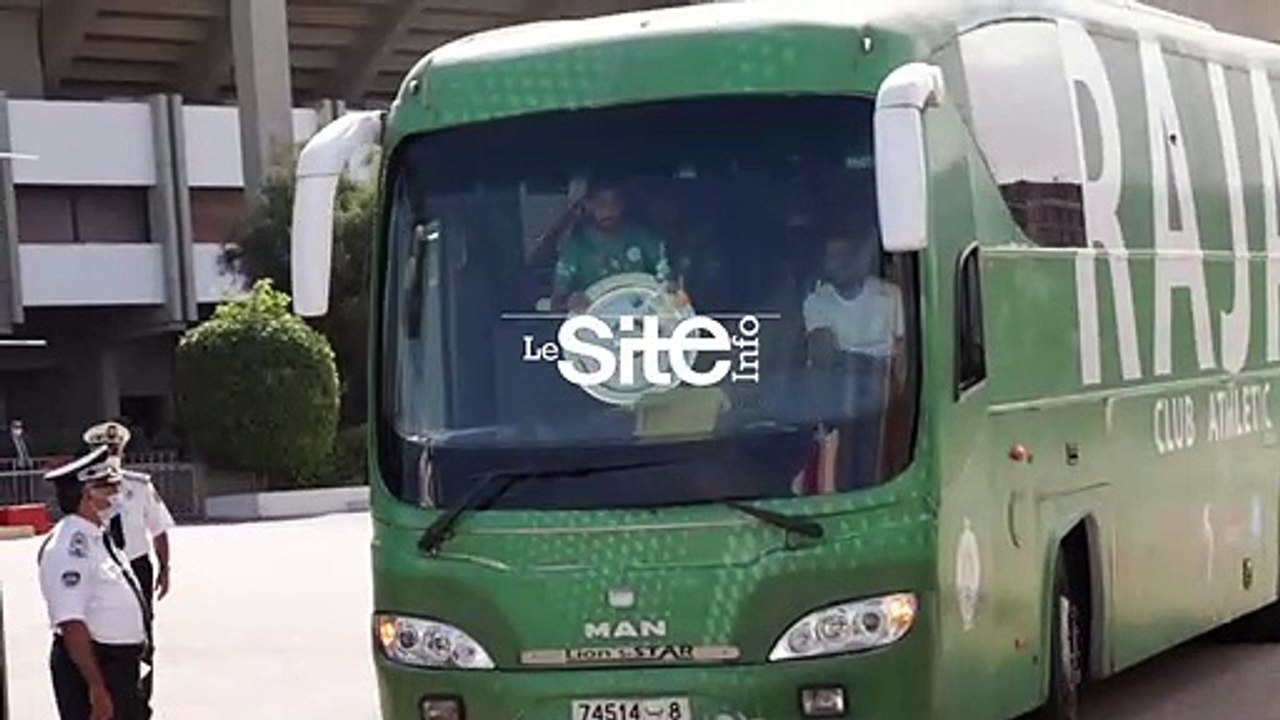 لاعبو الرجاء يحتفلون بلقب البطولة داخل حافلة العالمي