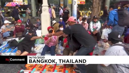 شاهد: اشتباكات بين مؤيدي الملكية ومعارضيها في تايلاند