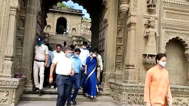 Maheshwar reached Collector-AC inspected fort and Rajwada