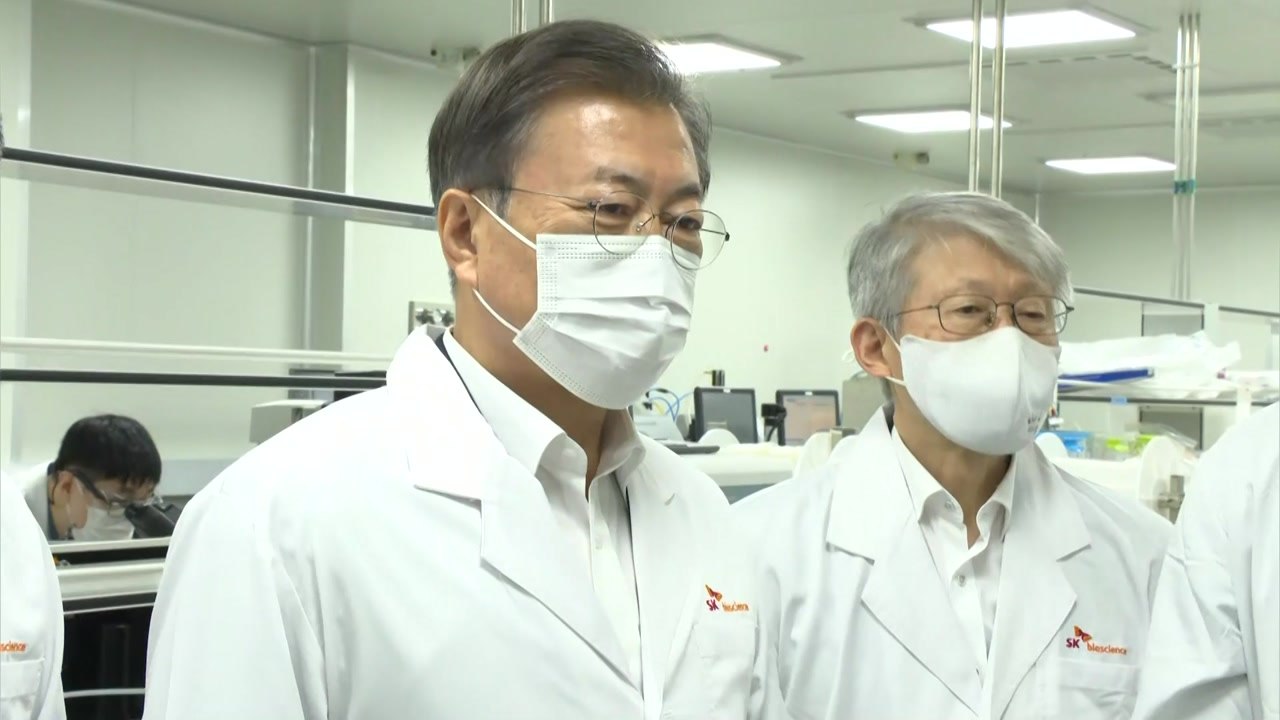 문 대통령, 코로나 백신 개발 연구소 방문..."범정부적 지원" / YTN