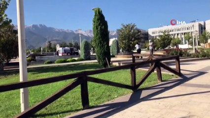 Tartıştıkları genci bacağından bıçakladıktan sonra kaçtılar