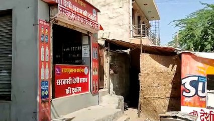 दुकान के बाहर झोंपड़ी में शराब बेचते सेल्समैन गिरफ्तार