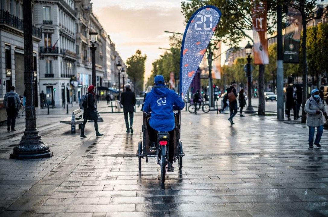 20 Minutes teste la distribution du journal à vélo