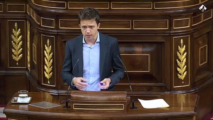 Iñigo Errejón, tras los ruidos durante su intervención: "¿Con lo que pagan sus padres por un colegio privado no les enseñan a callarse cuando otra persona está hablando?