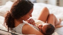 Des photos de mères donnant le sein pour normaliser l'allaitement