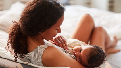 Des photos de mères donnant le sein pour normaliser l'allaitement