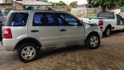Ecosport e caminhonete se envolvem em colisão na Rua Manaus
