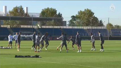 Télécharger la video: El Real Madrid continúa preparando su regreso liguero con la ausencia de varios internacionales