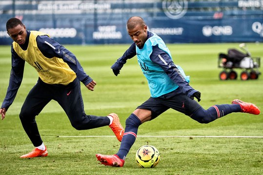 Replay: Entraînement veille de Nîmes Olympique v Paris Saint-Germain (581)